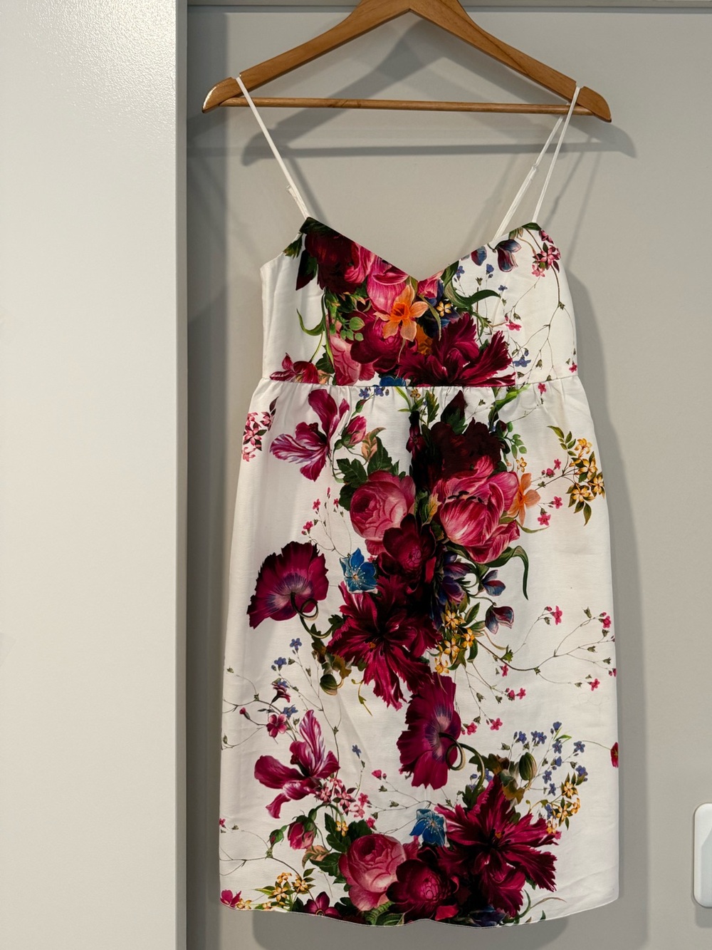 I’m Isola Marras White Floral Spaghetti Strap Summer dress. Made in Italy